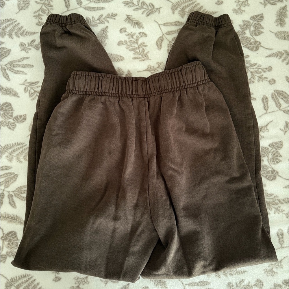 Alo Yoga Accolade Sweatpants - Picture 5 of 5